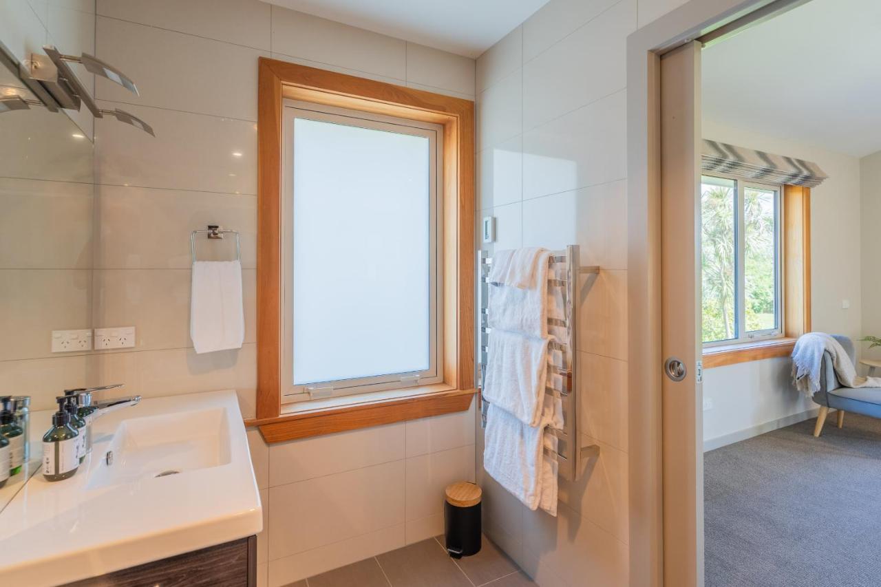 Anam Cara Gardens Luxury Villa Private Bedrooms And Ensuite Bathrooms Sleeps 9 Otaki Esterno foto