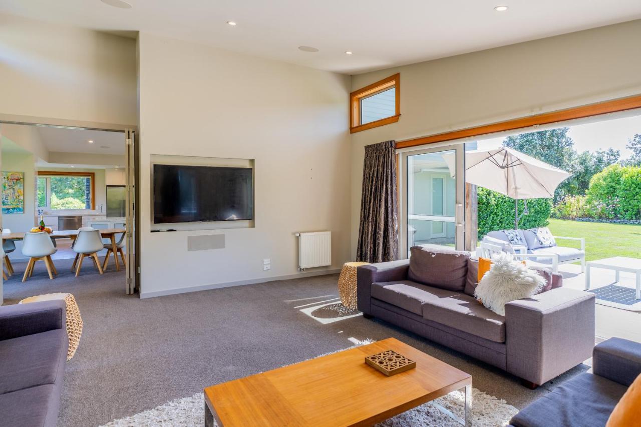 Anam Cara Gardens Luxury Villa Private Bedrooms And Ensuite Bathrooms Sleeps 9 Otaki Esterno foto