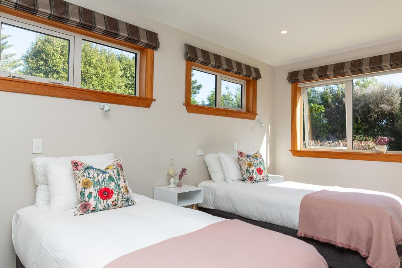 Anam Cara Gardens Luxury Villa Private Bedrooms And Ensuite Bathrooms Sleeps 9 Otaki Esterno foto