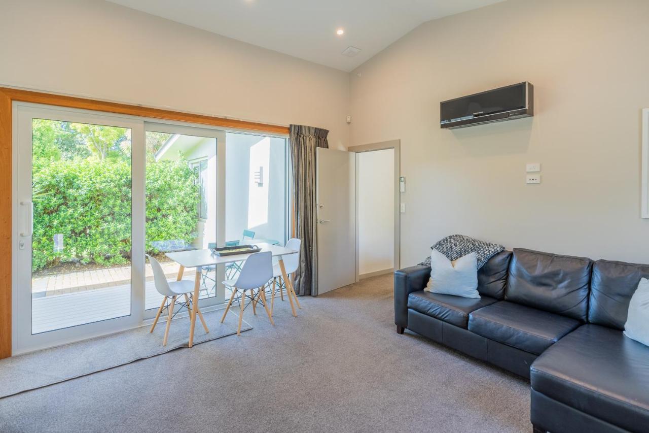 Anam Cara Gardens Luxury Villa Private Bedrooms And Ensuite Bathrooms Sleeps 9 Otaki Esterno foto